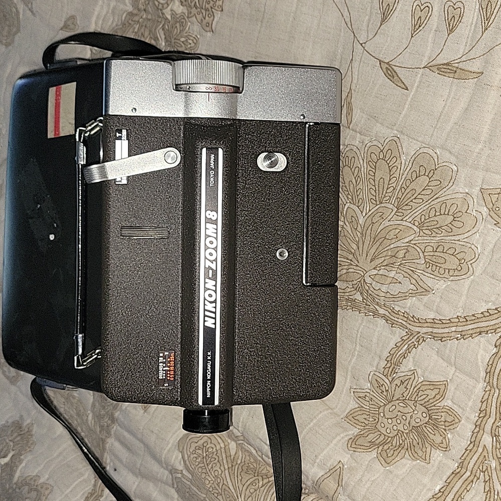 Nikon 8 zoom camera with case